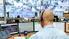 mann vor mehreren bildschirmen