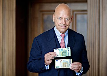 Direktor Kurt Pribil mit den neuen 100- und 200-Euro-Banknoten