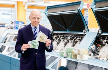 Direktor Kurt Pribil mit den neuen 100- und 200-Euro-Banknoten