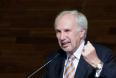 Bild zu: Gouverneur Nowotny erhält Ehrenring der WU