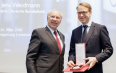 Bild zu: Ordensverleihung an Bundesbank-Präsident Jens Weidmann