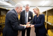 Bild zu: Bundespräsident Alexander Van der Bellen auf Besuch im Goldtresor der OeNB