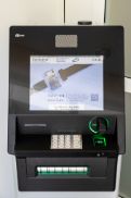 Der neue OeNB-Geldausgabeautomat im Foyer des Gemeindeamts