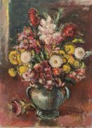 Blumenstrauß in blauer Henkelvase