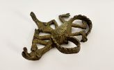 Goldstaubgewicht der Ashanti-Akan in Form gekreuzter Krokodile, Ghana, 18./19. Jahrhundert, Bronze.
