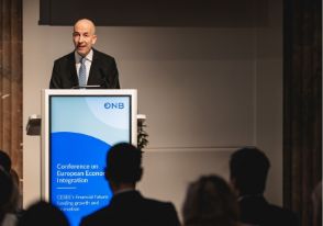 Gouverneur Martin Kocher am Podium