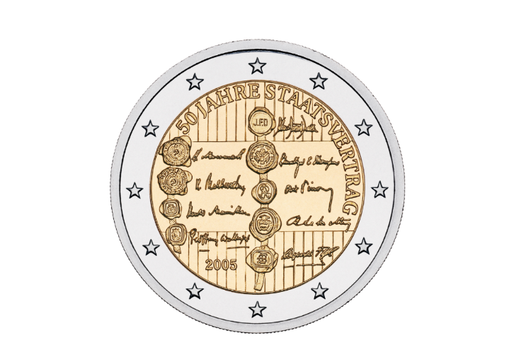 Österreichische 2‑Euro‑Gedenkmünze von 2005 mit der Aufschrift ‚50 Jahre Staatsvertrag‘, im inneren Kern mehrere nachgebildete Unterschriften der Unterzeichner des Staatsvertrags, im äußeren Ring zwölf EU‑Sterne.