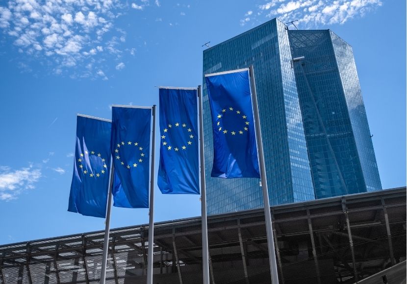 Europafahnen und _EZB-Gebäude