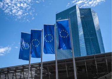 Europafahnen und _EZB-Gebäude