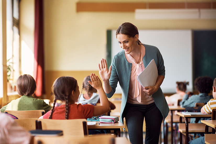 Klassenraum Mit Lehrerin und Schülerin