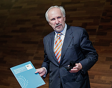 Gouverneur Nowotny mit dem Ehrenring der WU